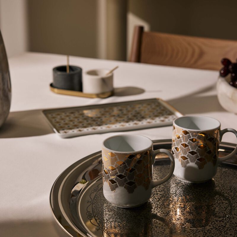 صلصال طقم تمرة بالتعاون مع رزان العزوني المؤلف من كوبين للشاي والقهوة باللون الذهبي