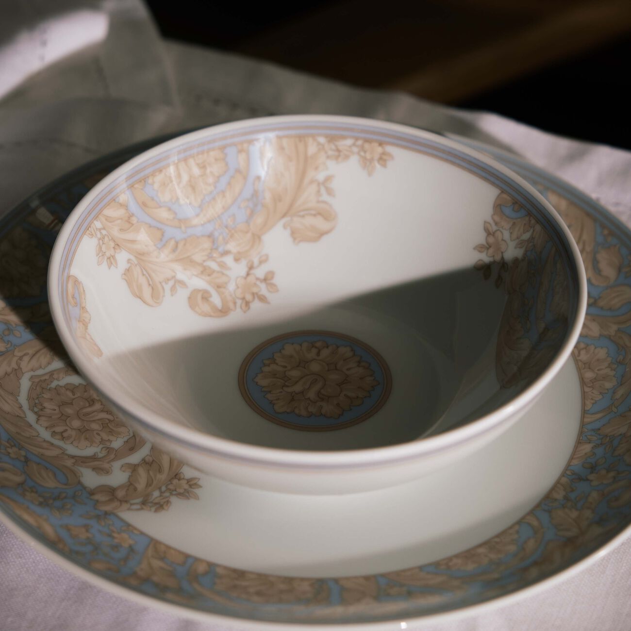 فيرساتشي طقم الإهداء باروكو روز باللون الأزرق   مجموعة من مستلزمات المائدة خصيصًا للأطفال