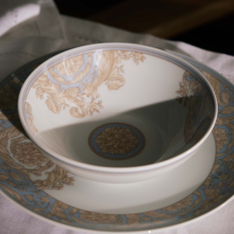 فيرساتشي طقم الإهداء باروكو روز باللون الأزرق   مجموعة من مستلزمات المائدة خصيصًا للأطفال