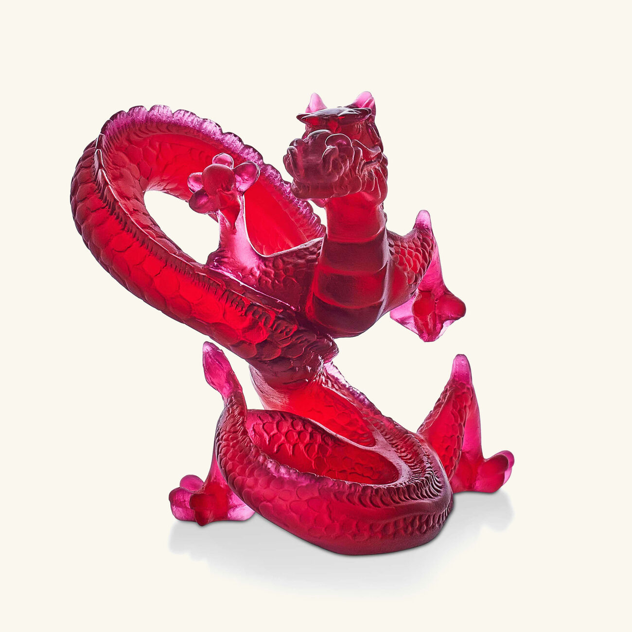 دوم منحوتة على شكل تنين صغيرة باللون الأحمر بإصدار محدود