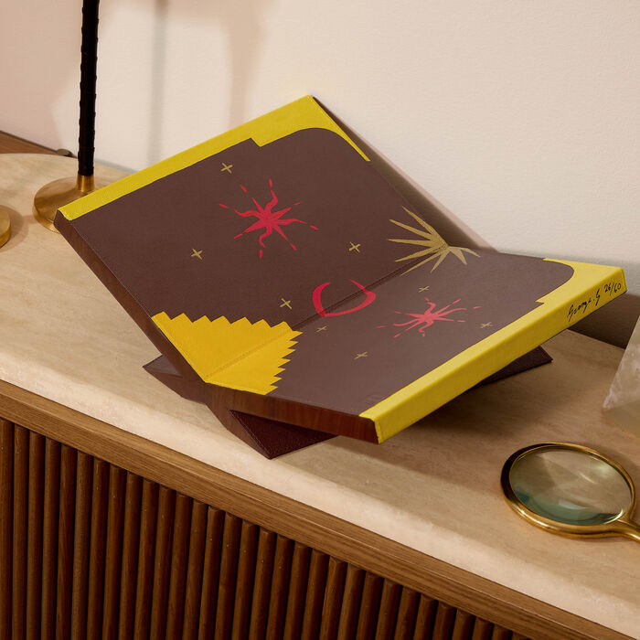 assouline culture classic bookstand brown