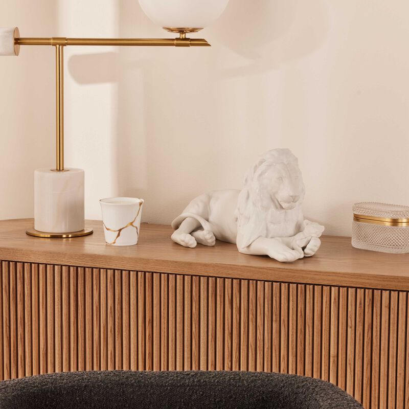 لادرو منحوتة أسد مع شبله صغيرة بيضاء